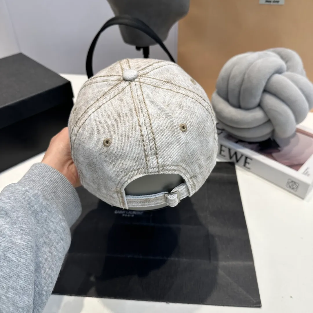 P60 Crow Heart 🆕🆕New baseball cap, stylish and classic cross logo, casual with a cool feeling, unisex style, same style for men and women! Very easy to match! Head circumference: 56-58cm is available